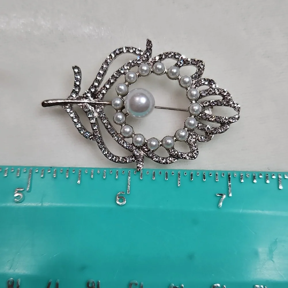 Women's Silver Rhinestone Pearl Feather Brooch Retro Style Pin Rhinestone NWOT